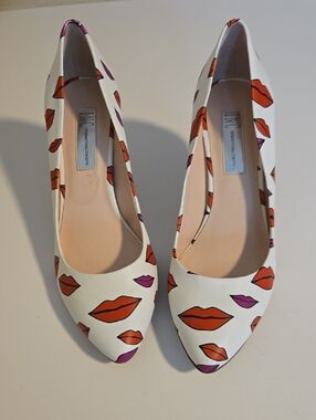 White Lip-Print Pointed Toe Pumps - Unknown Brand